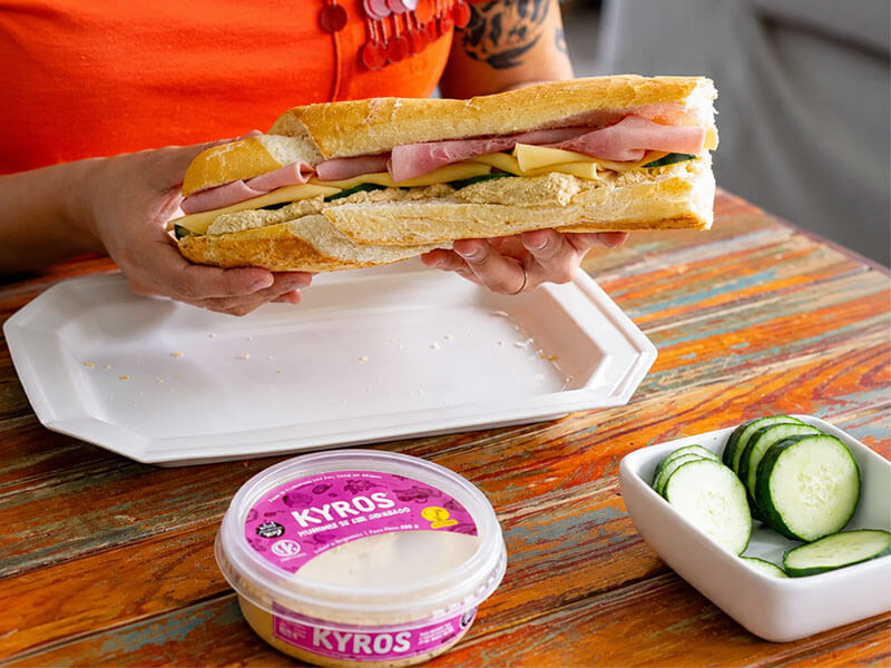 Sándwich con Kyros como base untable